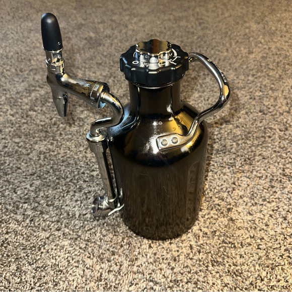 GrowlerWerks uKeg 1.9 L (128 oz) Pressurized Stainless Steel Growler with Tap - Picture 4 of 10